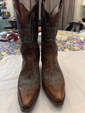 Women’s Lucchese Brown & Turquoise stitches boots size 9B